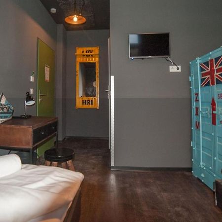Hostel Am Bahnhof Зул Екстериор снимка