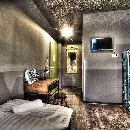 Hostel Am Bahnhof Зул Екстериор снимка