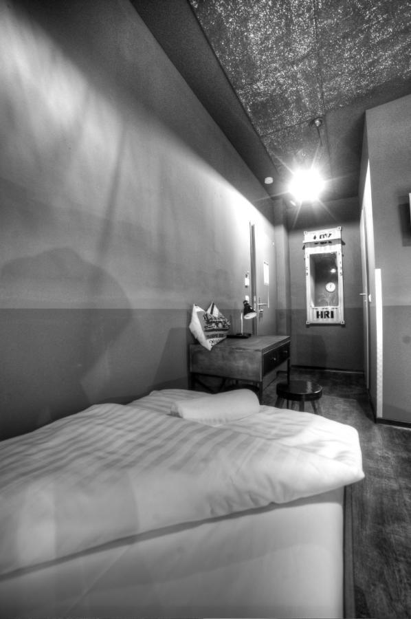 Hostel Am Bahnhof Зул Екстериор снимка