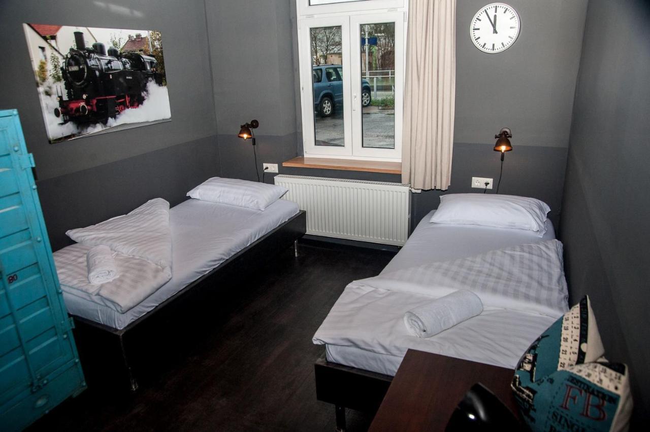 Hostel Am Bahnhof Зул Екстериор снимка