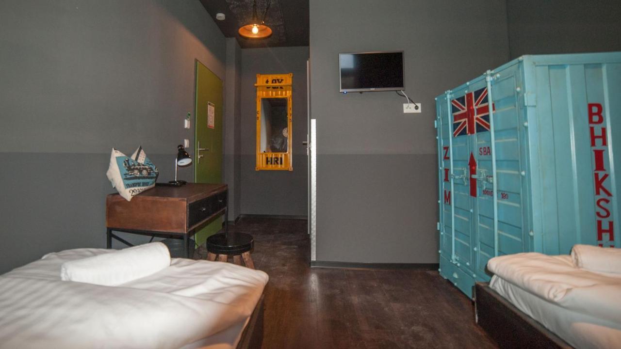 Hostel Am Bahnhof Зул Екстериор снимка