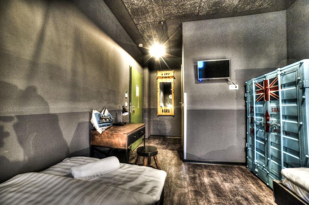 Hostel Am Bahnhof Зул Екстериор снимка