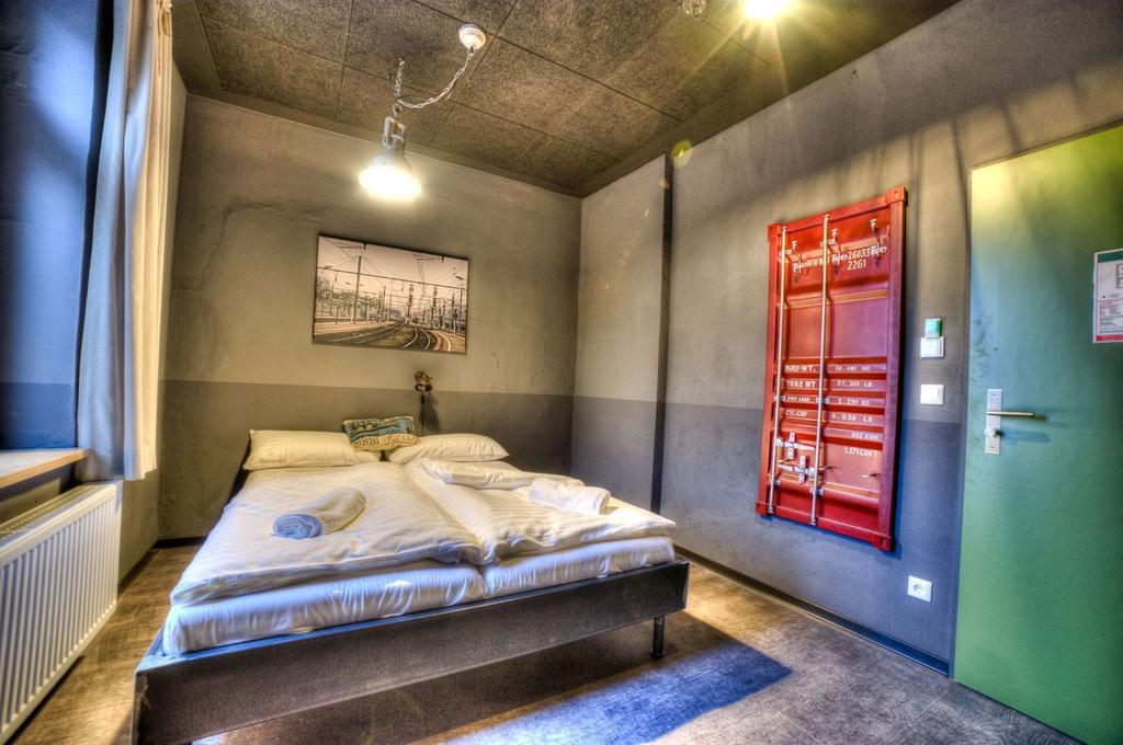 Hostel Am Bahnhof Зул Екстериор снимка