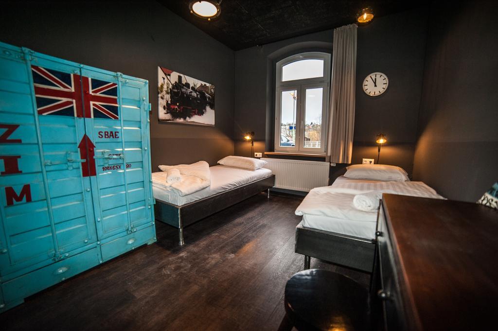 Hostel Am Bahnhof Зул Екстериор снимка